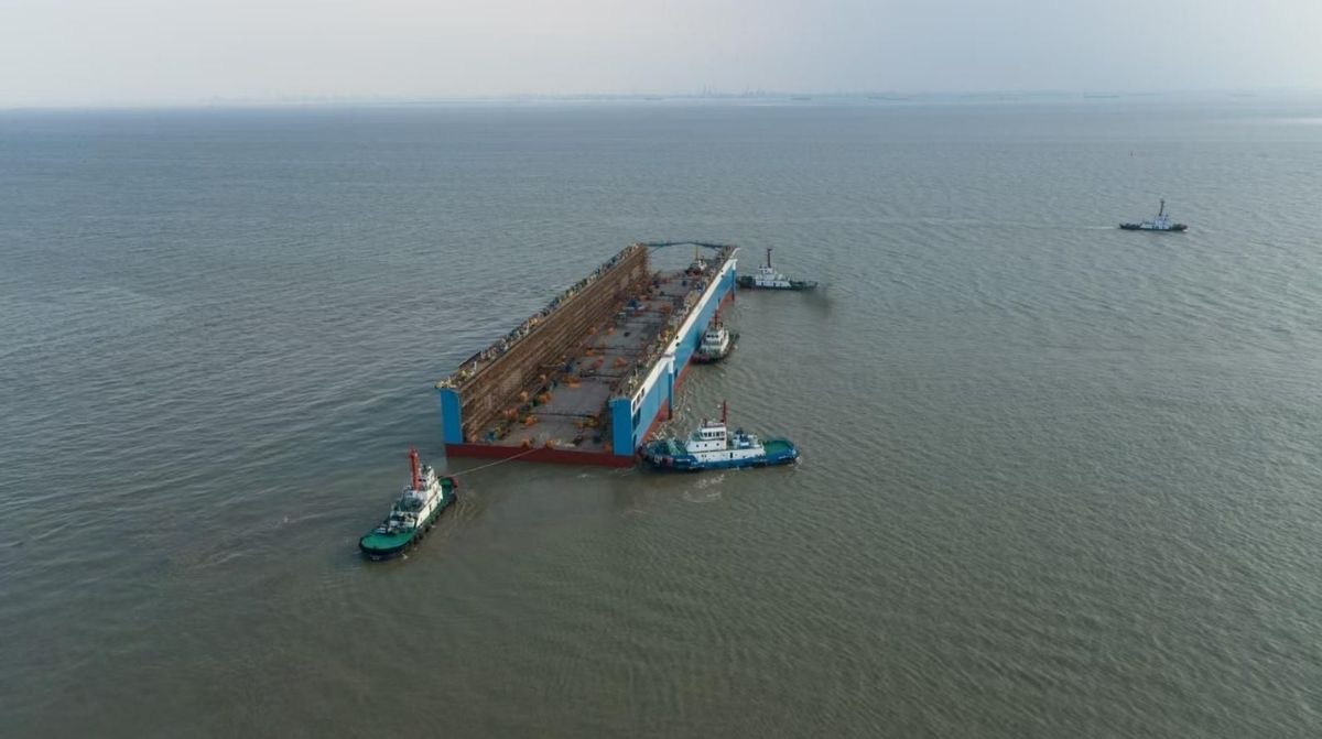Dique flotante Hidramar Ultra 22000 en Santa Cruz de Tenerife durante su llegada para reparación naval