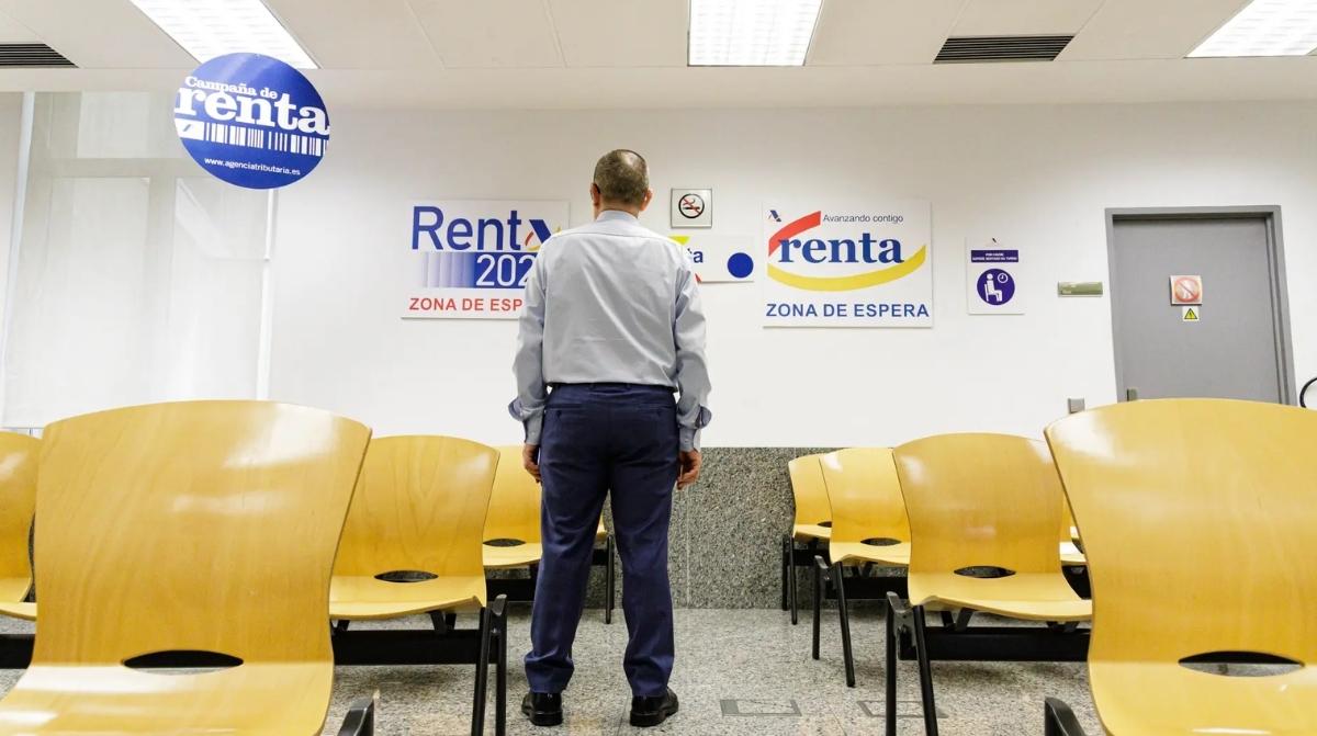 hombre en oficina de renta esperando para gestionar declaracion y evitar pagar irpf sepe