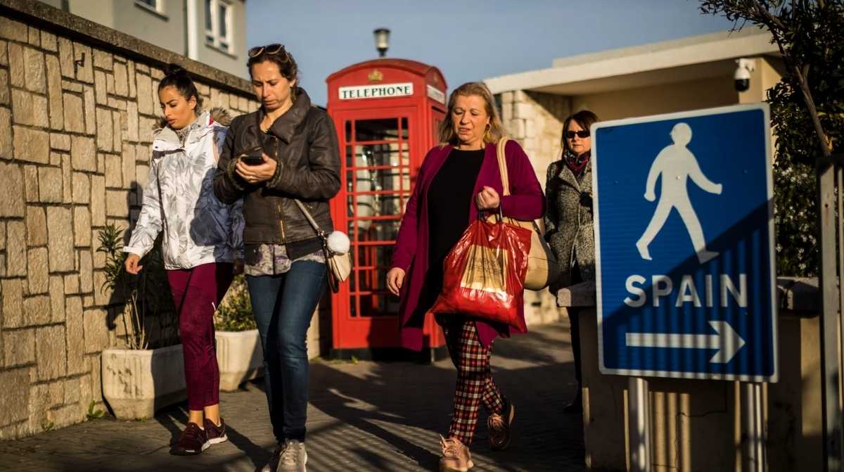 Trabajadores cruzando la frontera hacia España en un contexto de paro transfronterizo en la Unión Europea