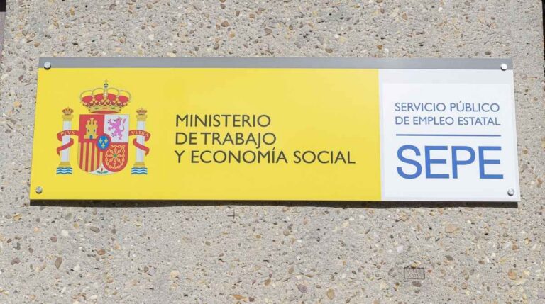 Cartel del SEPE en una oficina de empleo sobre el subsidio para desempleados mayores de 52 años