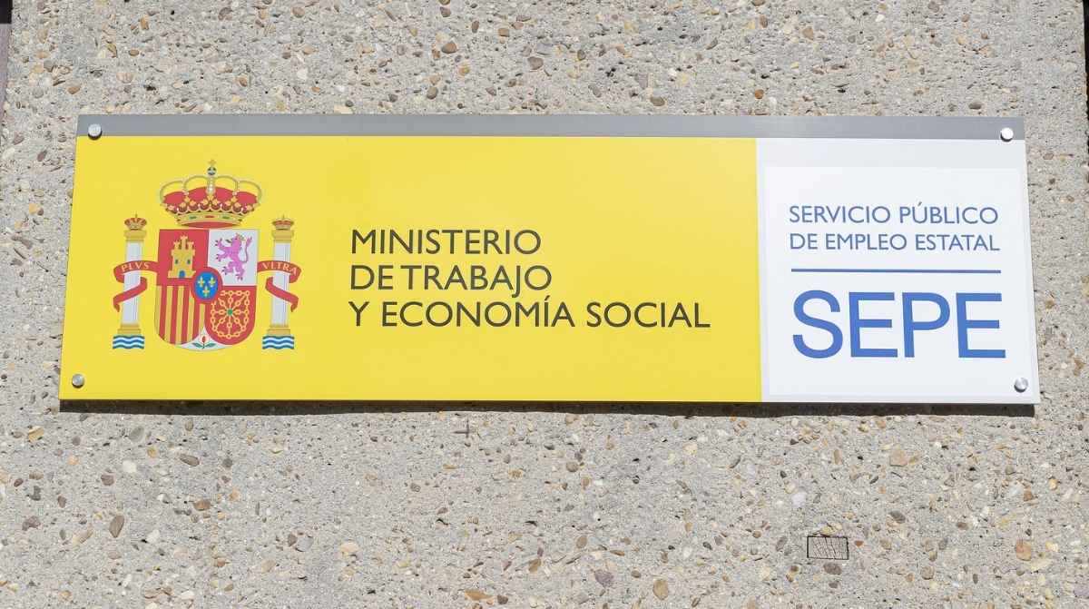 Cartel del SEPE en una oficina de empleo sobre el subsidio para desempleados mayores de 52 años