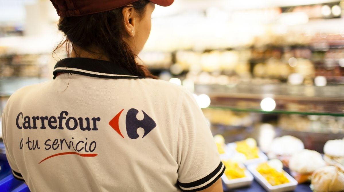 Trabajadora de Carrefour en un supermercado durante la campaña de empleo de verano en Galicia
