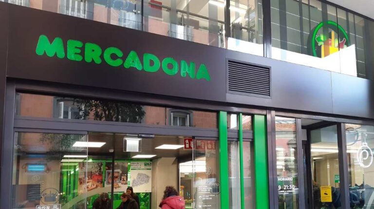 Exterior de un supermercado Mercadona tras el despido de una trabajadora por copiar archivos confidenciales en un USB personal
