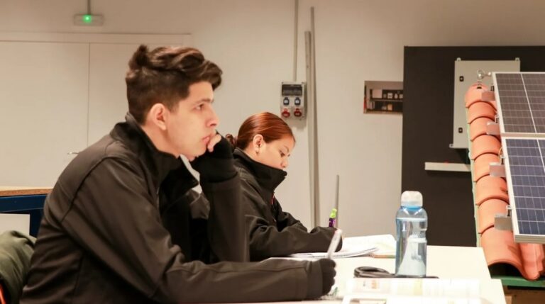 Jóvenes desempleados participando en el programa TándEM del SEPE para aprender un oficio con formación práctica remunerada