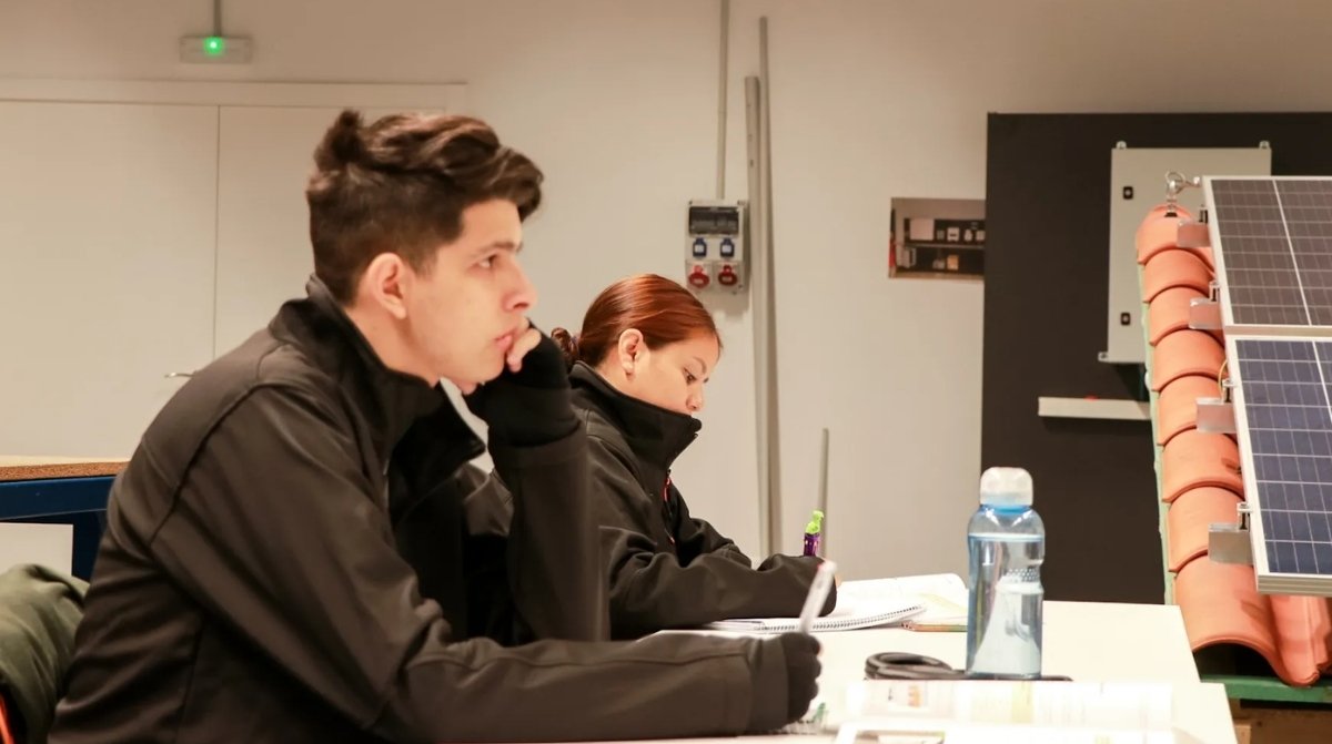 Jóvenes desempleados participando en el programa TándEM del SEPE para aprender un oficio con formación práctica remunerada