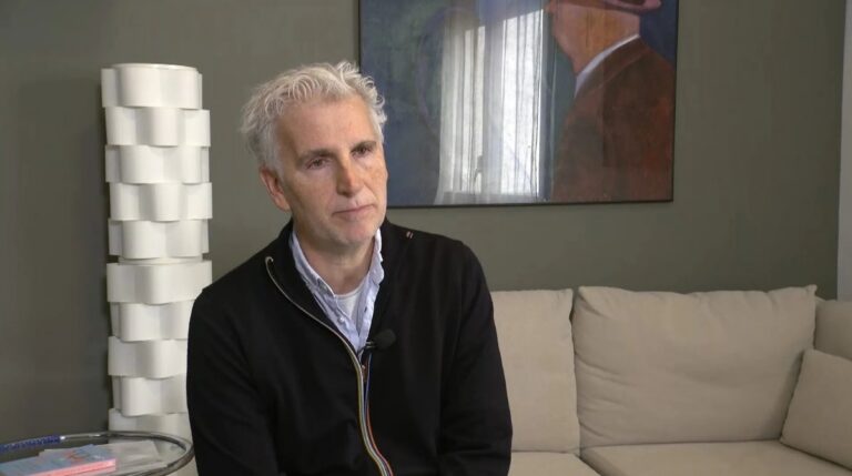 Hombre afectado por cáncer con metástasis durante una entrevista tras conseguir la incapacidad permanente