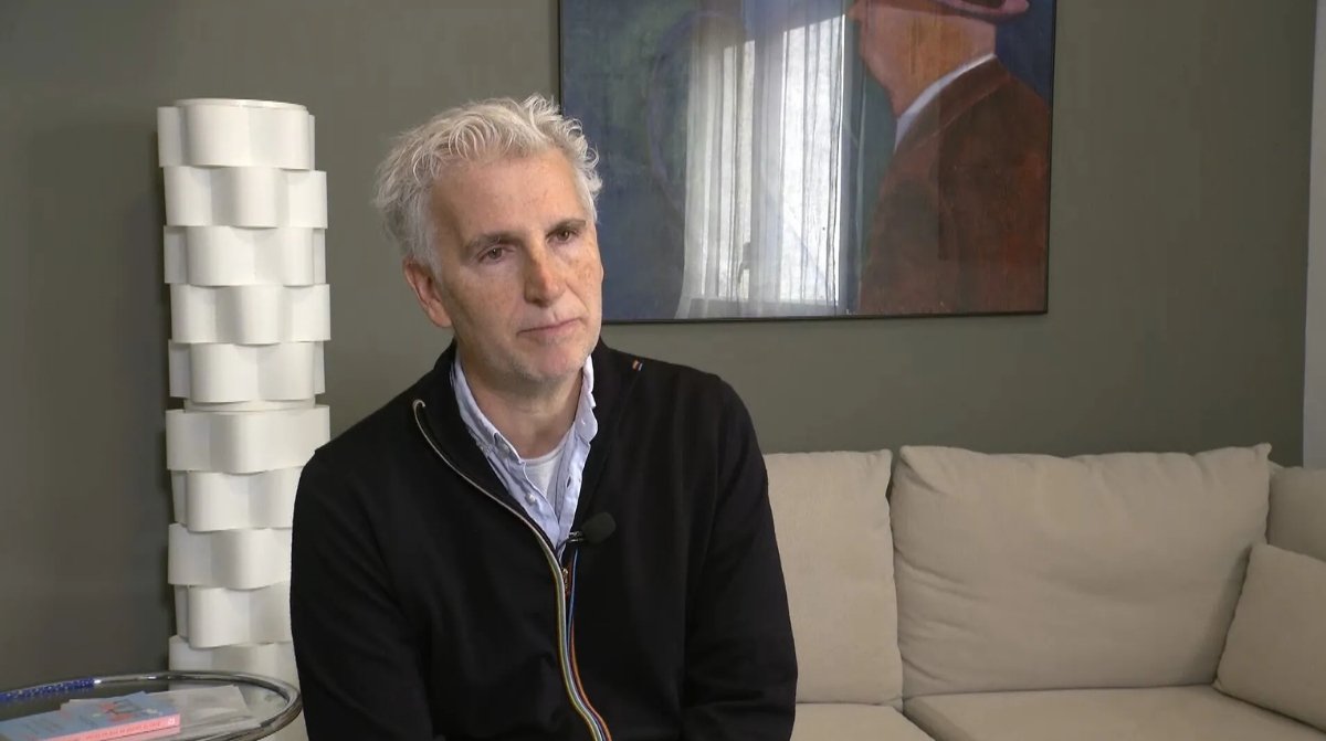 Hombre afectado por cáncer con metástasis durante una entrevista tras conseguir la incapacidad permanente