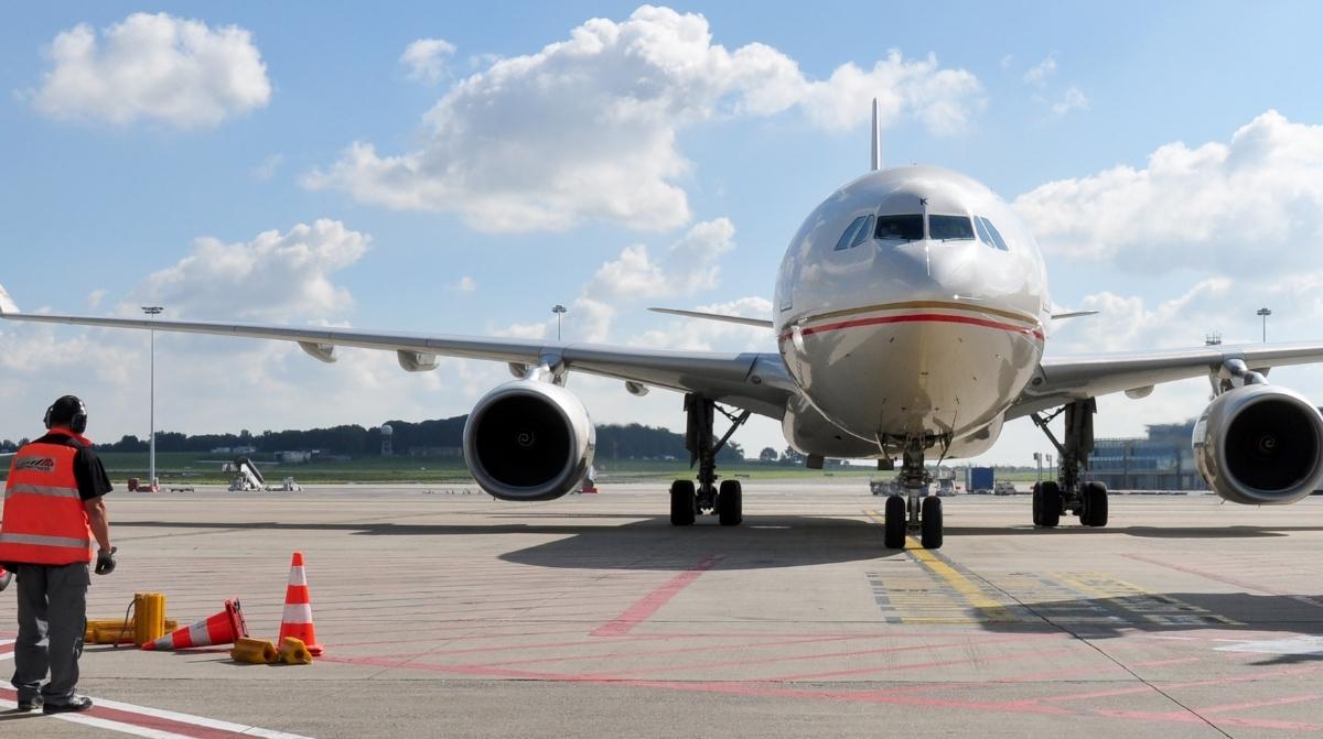 Trabajador de aeropuerto junto a un avión de aerolínea en una noticia sobre despido por vender billetes gratuitos