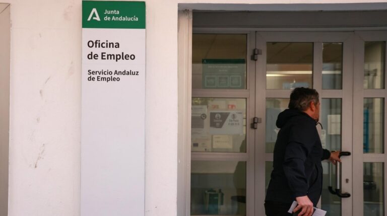 Oficina del Servicio Andaluz de Empleo con los nuevos cursos gratuitos del SAE en Andalucía para desempleados y trabajadores