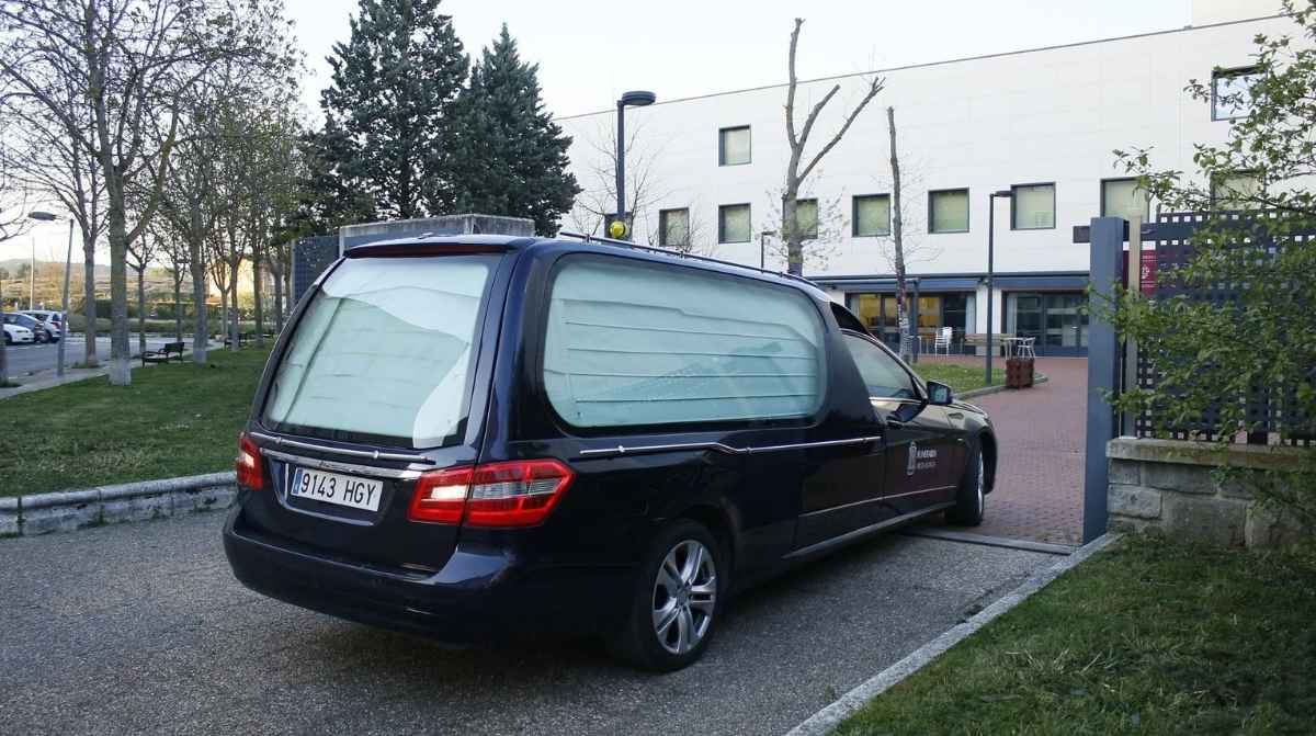 Coche fúnebre en un tanatorio tras el despido improcedente de un conductor de funeraria por insultar a un compañero