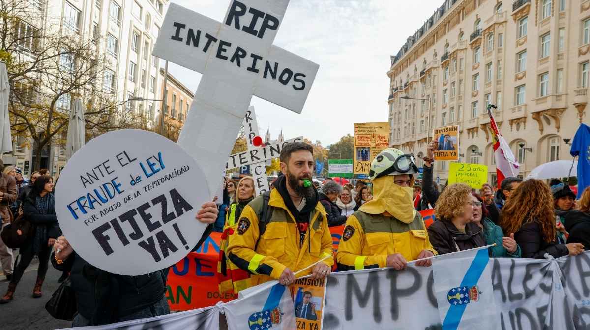 Interinos protestando para reclamar la fijeza tras aprobar oposiciones sin conseguir plaza en la Administración Pública