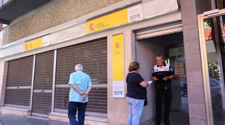 Oficina del SEPE con varias personas realizando gestiones relacionadas con el cobro del paro y prestaciones por desempleo