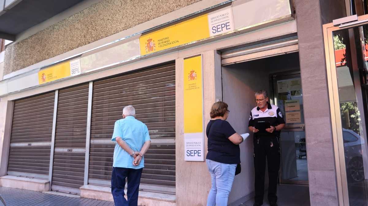 Oficina del SEPE con varias personas realizando gestiones relacionadas con el cobro del paro y prestaciones por desempleo