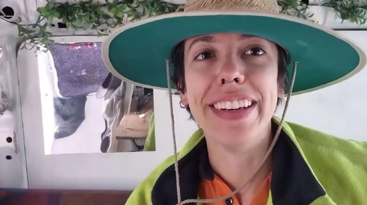 Nerea, joven española que dejó Medicina para trabajar como albañila en Australia antes de preparar el MIR