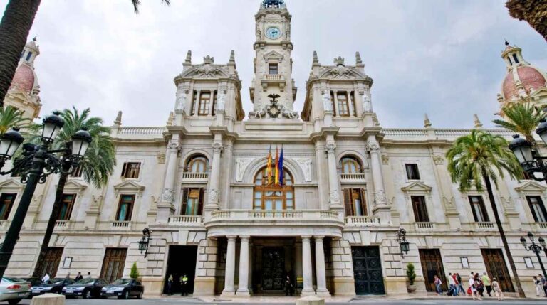 Ayuntamiento de Valencia donde se anuncia la contratación de 219 desempleados para reforzar servicios municipales