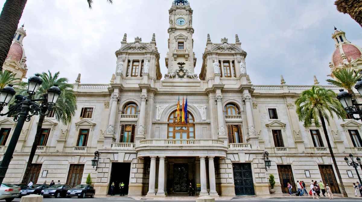 Ayuntamiento de Valencia donde se anuncia la contratación de 219 desempleados para reforzar servicios municipales