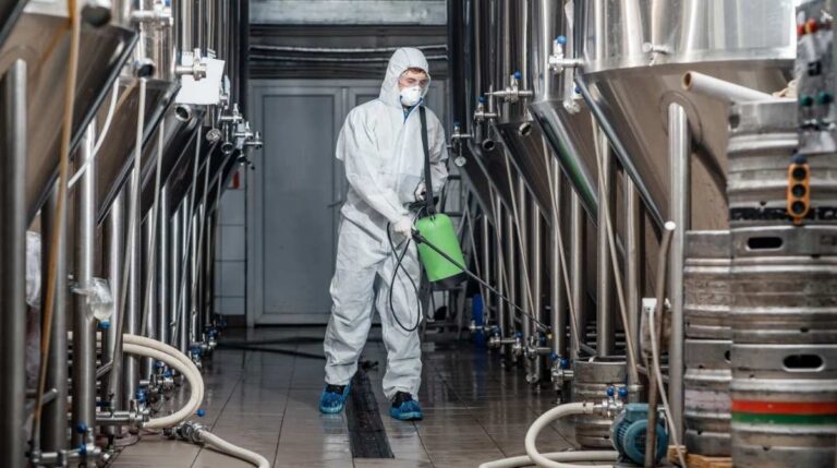 Trabajador en una empresa alimentaria durante tareas de control y limpieza tras un fallo en la mezcla de conservantes en Pamplona