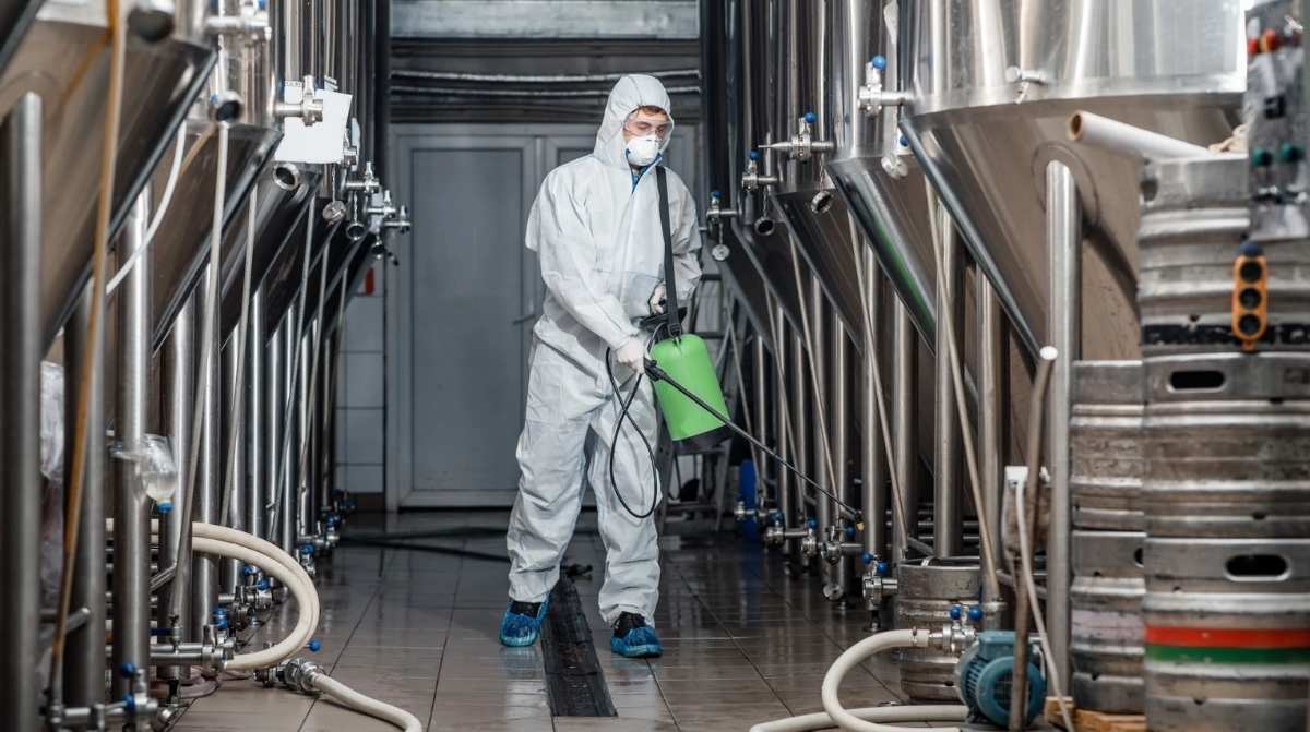 Trabajador en una empresa alimentaria durante tareas de control y limpieza tras un fallo en la mezcla de conservantes en Pamplona