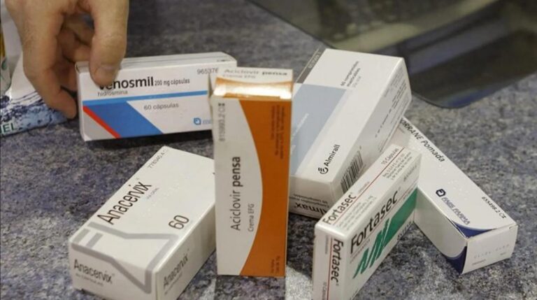 Trabajador con rentas bajas pagando medicamentos con el nuevo límite mensual del copago farmacéutico