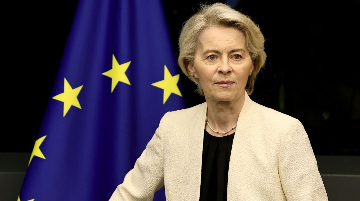 Presidenta de la Comisión Europea junto a la bandera de la Unión Europea tras el cambio en las ayudas sociales