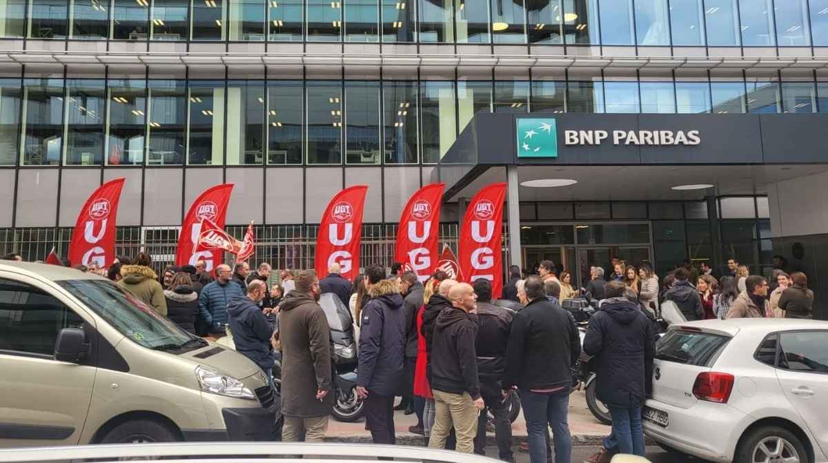 Protesta de trabajadores frente a la sede de BNP Paribas tras el caso de “terrorismo emocional” contra un alto ejecutivo