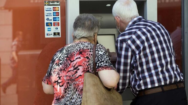Pensionistas utilizando un cajero automático para consultar el cobro del complemento de pensión mínima