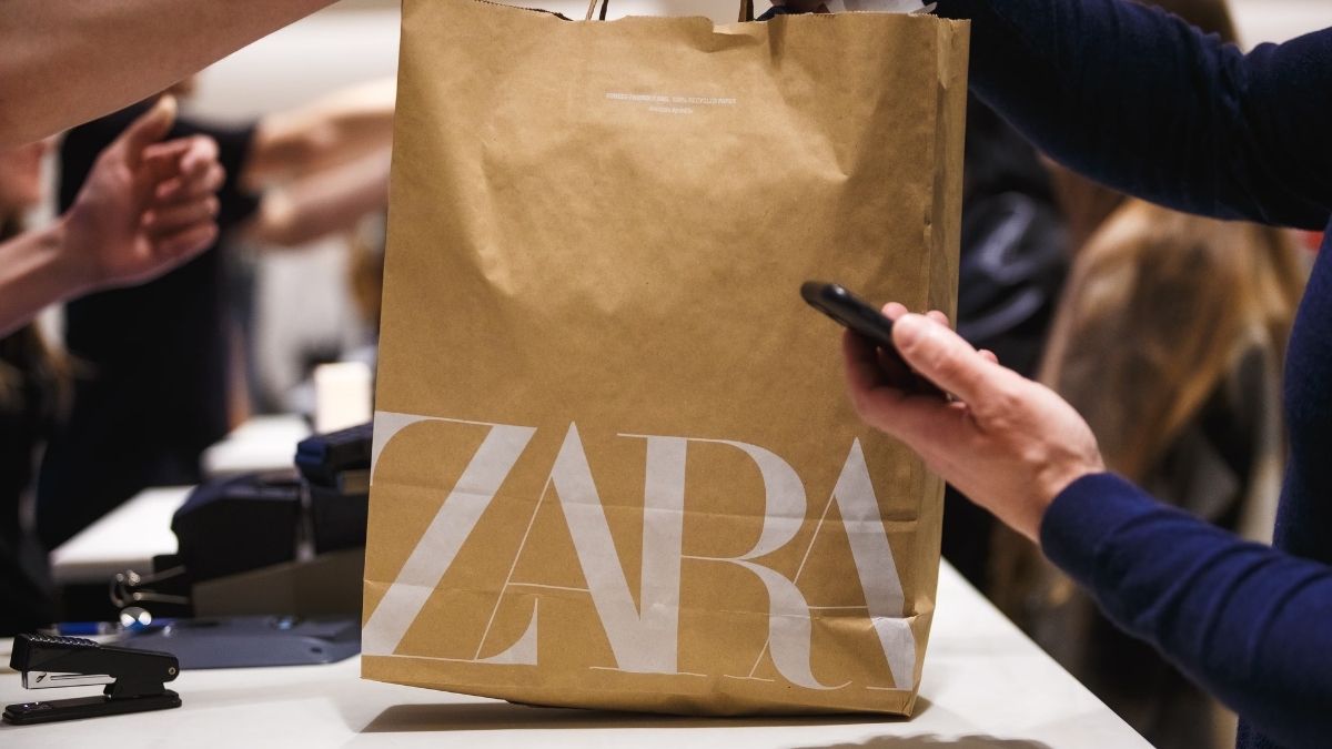 Bolsa de compra de Zara durante la campaña de contratación de Inditex para verano en tiendas de España