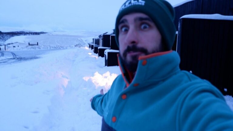 Hombre en Islandia durante una jornada laboral de cuatro días mostrando un paisaje nevado