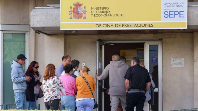 Personas entrando en una oficina del SEPE para informarse sobre cursos formativos con ayudas de hasta 10 euros diarios