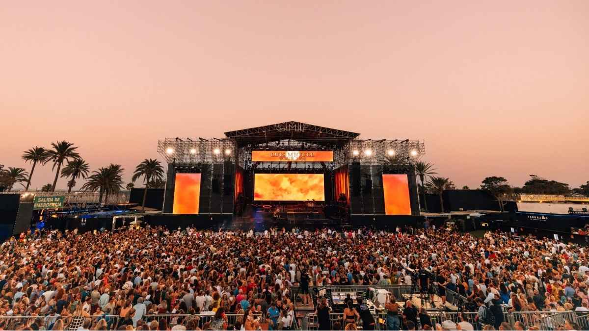 Concert Music Festival de Chiclana con miles de asistentes durante un concierto en Sancti Petri y ofertas de empleo para verano 2026