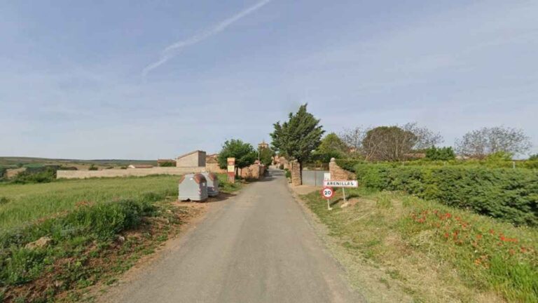 Entrada al pueblo de Arenillas en Soria donde ofrecen vivienda gratis y trabajo estable para atraer familias