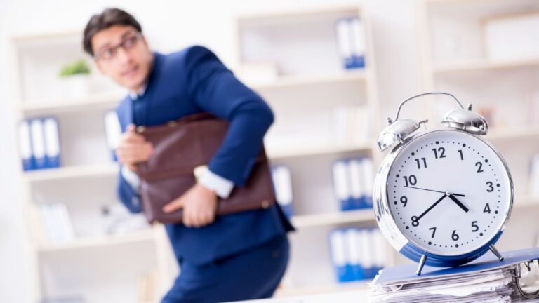 Trabajador saliendo puntual de la oficina mientras un reloj marca el final de la jornada laboral
