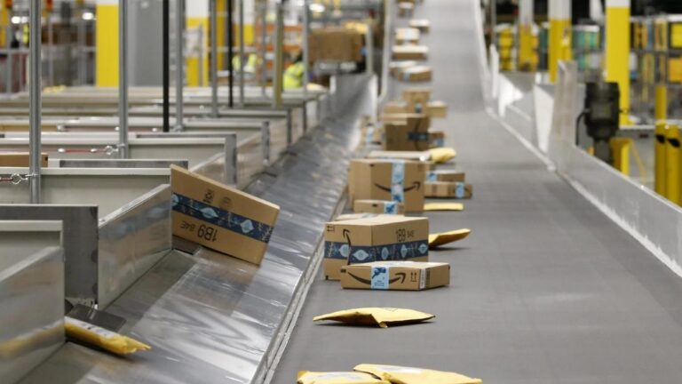 Paquetes de compras online en una cinta de distribución mientras crece la duda sobre recibir pedidos personales en el trabajo