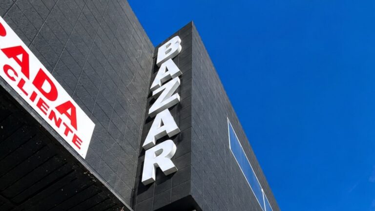 Bazar de Málaga condenado por no pagar 861 horas extra a una empleada tras jornadas de casi 10 horas diarias