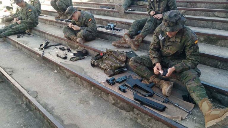 Soldados de Tropa y Marinería durante una jornada de instrucción tras la sentencia del Supremo sobre abuso de temporalidad