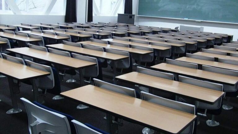 Aula vacía de un centro educativo donde ocurrió la pelea entre alumnos que terminó con una profesora lesionada