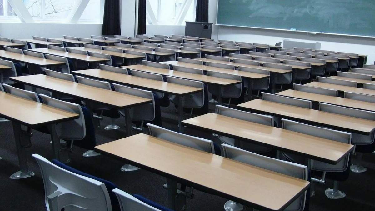 Aula vacía de un centro educativo donde ocurrió la pelea entre alumnos que terminó con una profesora lesionada