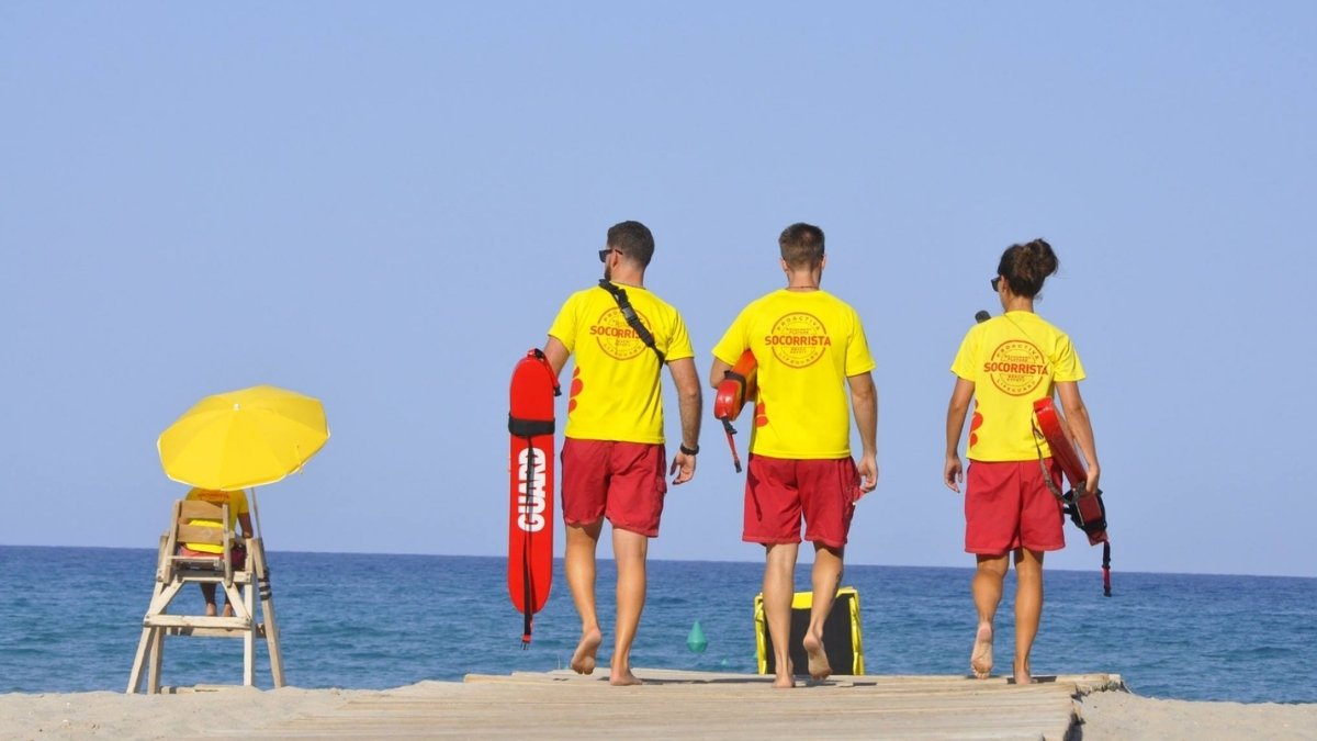 Socorristas con contrato fijo discontinuo trabajando en la playa durante la temporada de verano