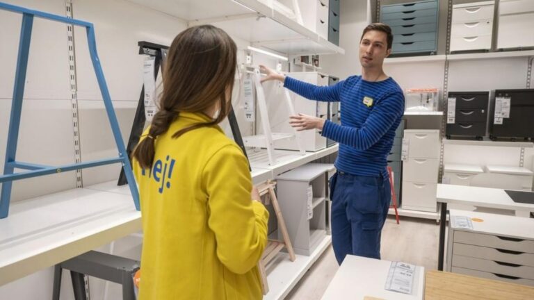 Trabajadores de IKEA en una tienda durante el proceso de reorganización y despido de empleados anunciado por la empresa