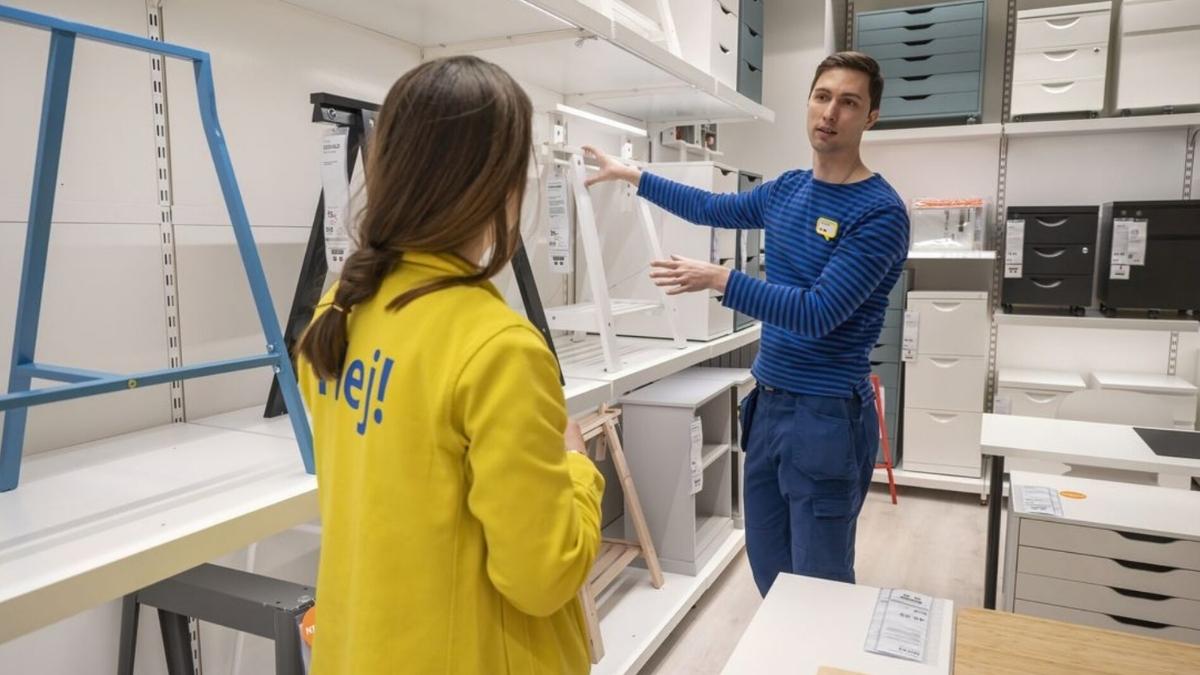Trabajadores de IKEA en una tienda durante el proceso de reorganización y despido de empleados anunciado por la empresa
