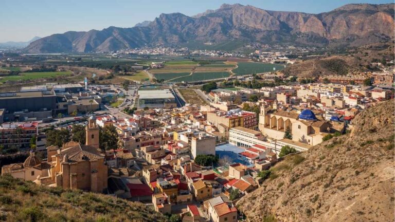 Vista panorámica de Orihuela donde el Ayuntamiento busca 61 trabajadores para reforzar la limpieza urbana en verano