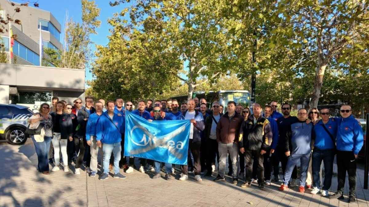 Trabajadores de Steelgran durante la protesta por el cierre de la fábrica en Granada tras el traslado de producción a Portugal