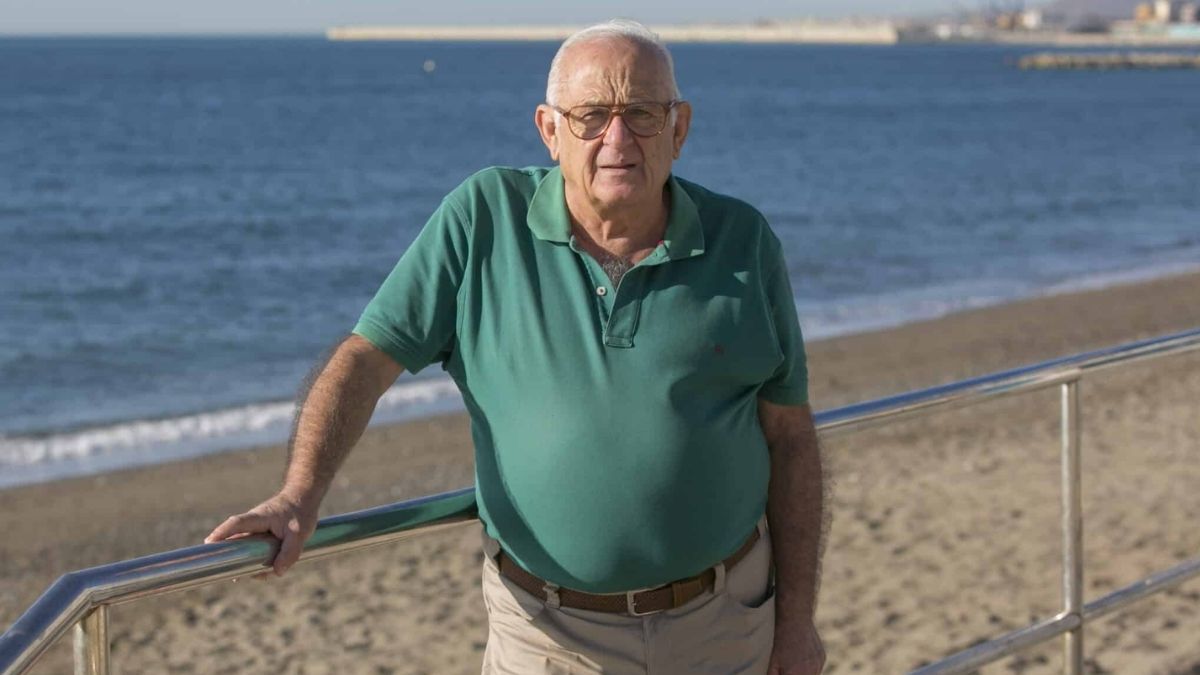 Jubilado paseando junto a la playa para ilustrar las diferencias entre pensión pública y planes de pensiones privados