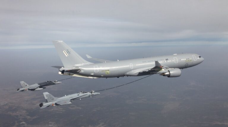 Airbus A330 MRTT realizando una operación de repostaje en vuelo junto a aviones militares