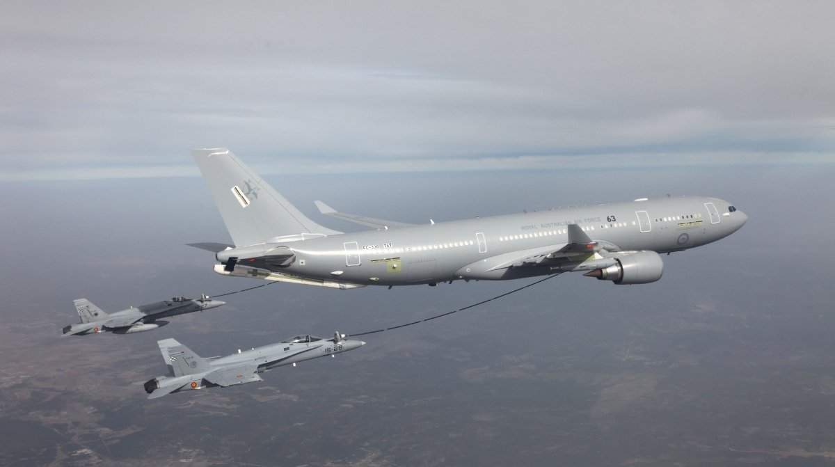 Airbus A330 MRTT realizando una operación de repostaje en vuelo junto a aviones militares