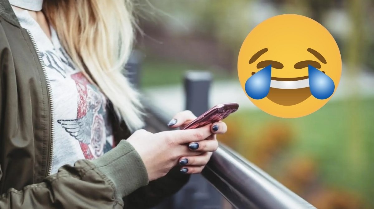 Trabajadora embarazada mirando el móvil tras ser despedida mientras teletrabajaba por las náuseas del embarazo