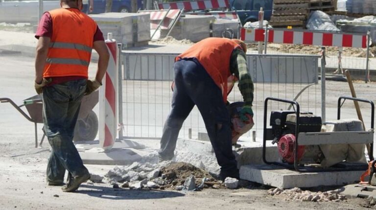 Trabajadores de la construcción durante una jornada laboral tras la sentencia del Supremo sobre vacaciones y festivos