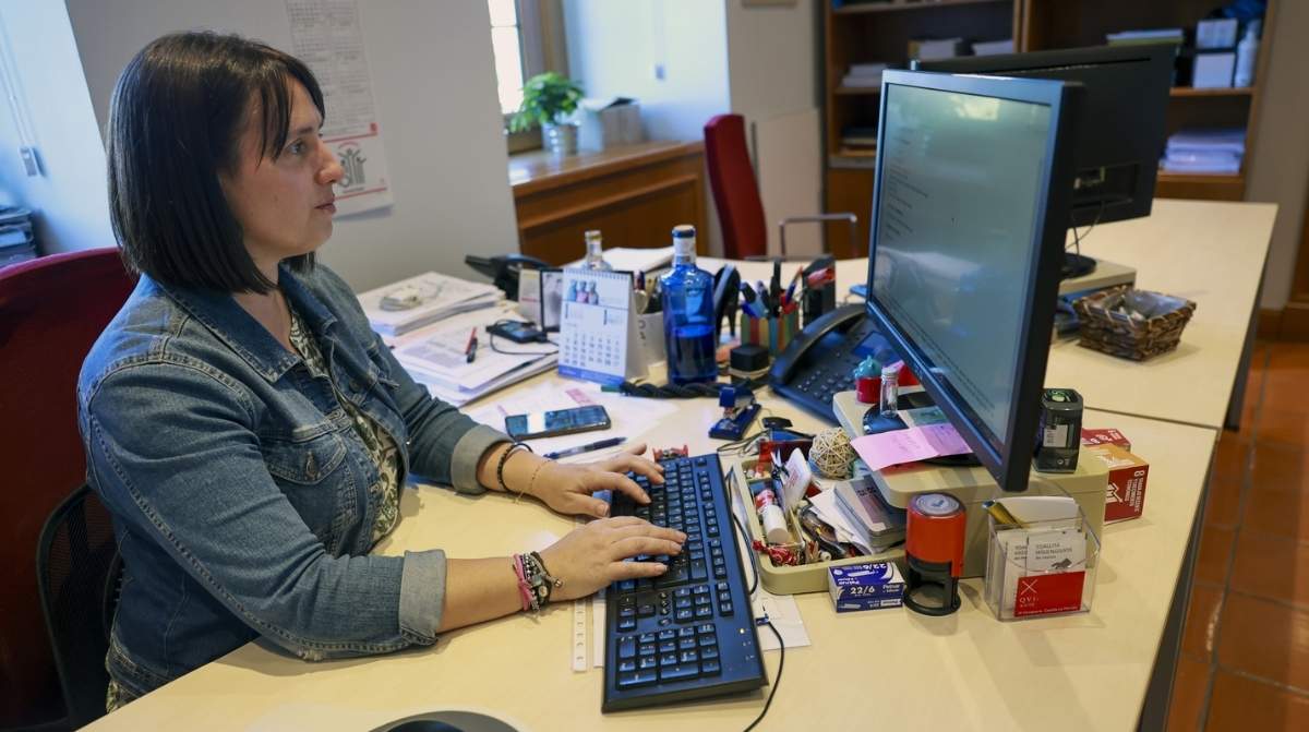 Funcionaria trabajando en una oficina pública antes de pedir una excedencia para irse al sector privado