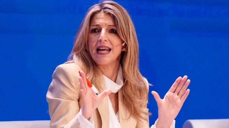 Yolanda Díaz durante una intervención sobre salarios de tramitación y descuentos legales tras una sentencia del Supremo
