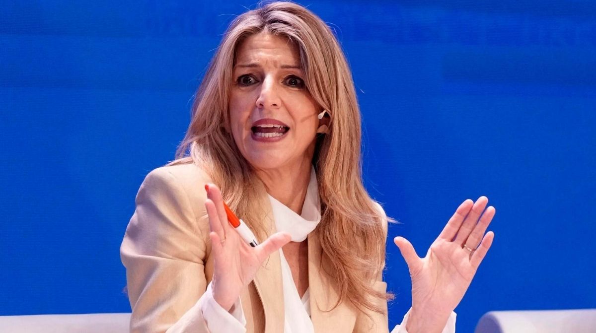 Yolanda Díaz durante una intervención sobre salarios de tramitación y descuentos legales tras una sentencia del Supremo